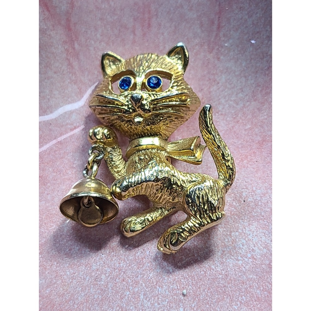 Vintage Avon Little Kitty Cat Brooch Gold Tone Blue Eyes Dangle Bell 1.25”